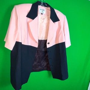 True Vintage Color Black Short Sleeve Blazer!